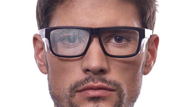 Hombre con gafas empañadas